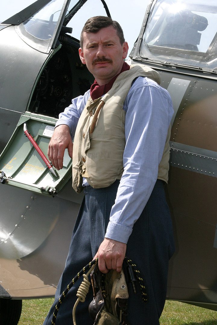 Img 0013 JThorn KJspitVrestArm Duxford Spitfire Day 2003 FINAL 720x1080px cp FileInfo tweak