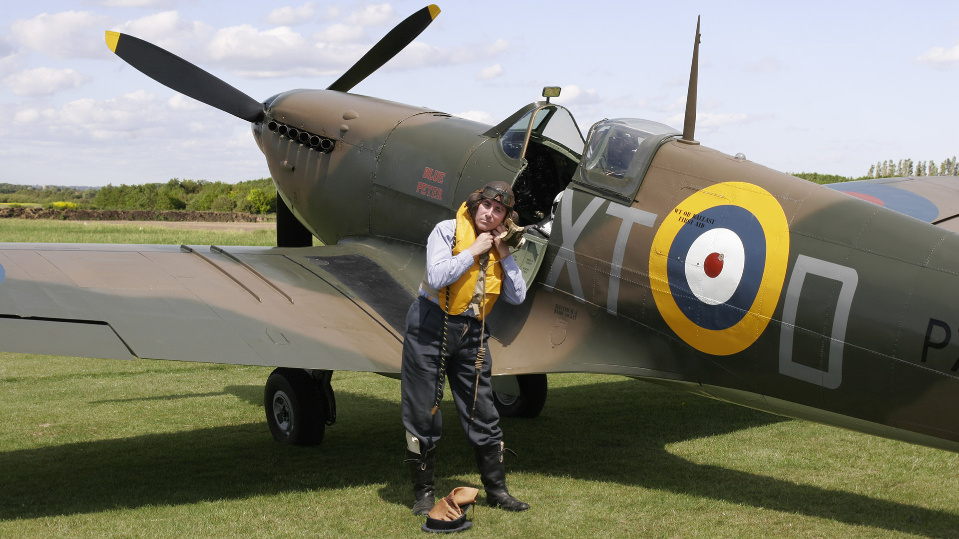 MG 01 3009 Ops3945 SR Duxford Legends 2005 backgrnd gb 0.9 F 1920x1080px