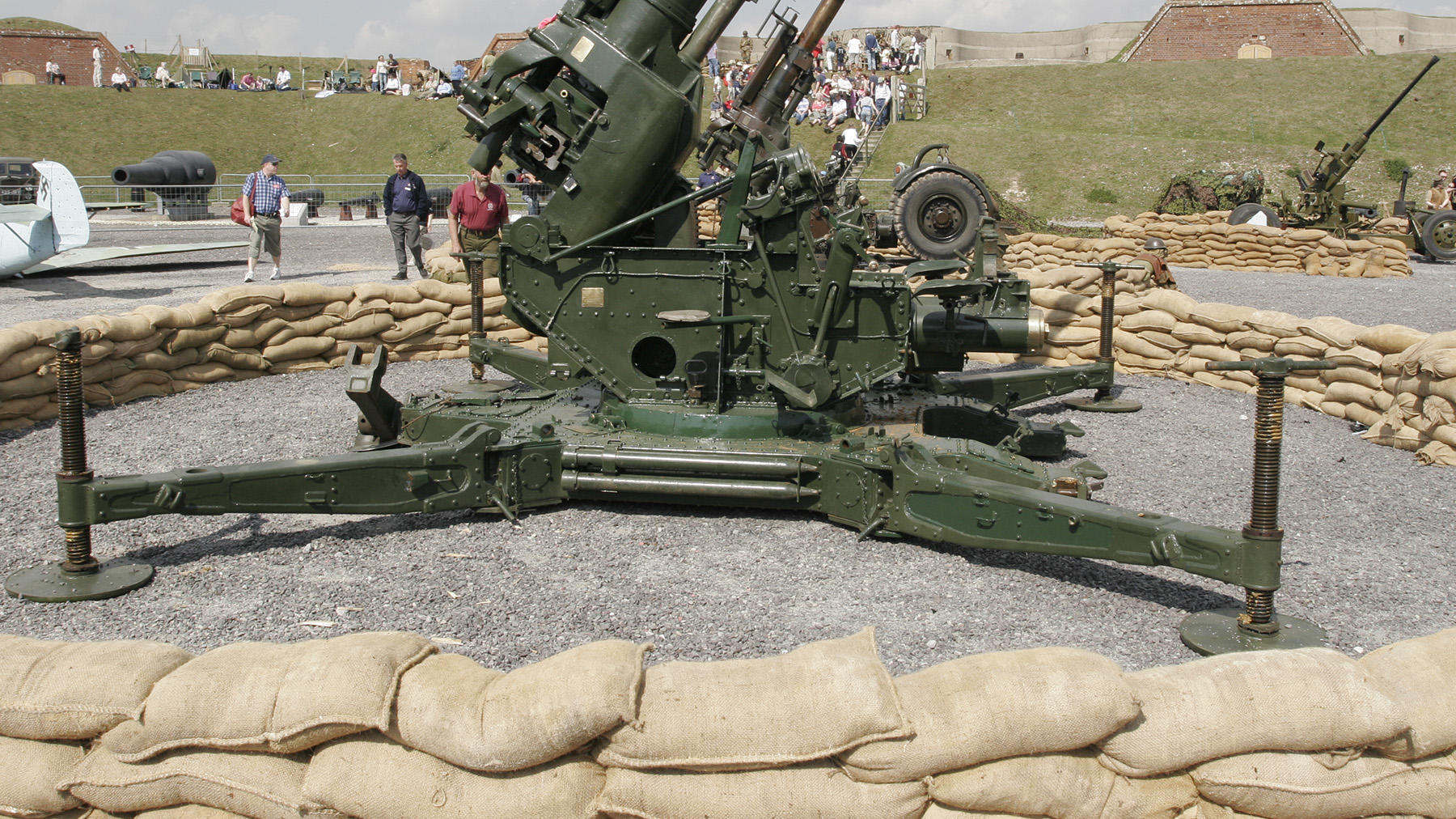 mg 02 1126 3.7inch anti aircraft gun event fort nelson portsmouth apr2007 1800x1012px