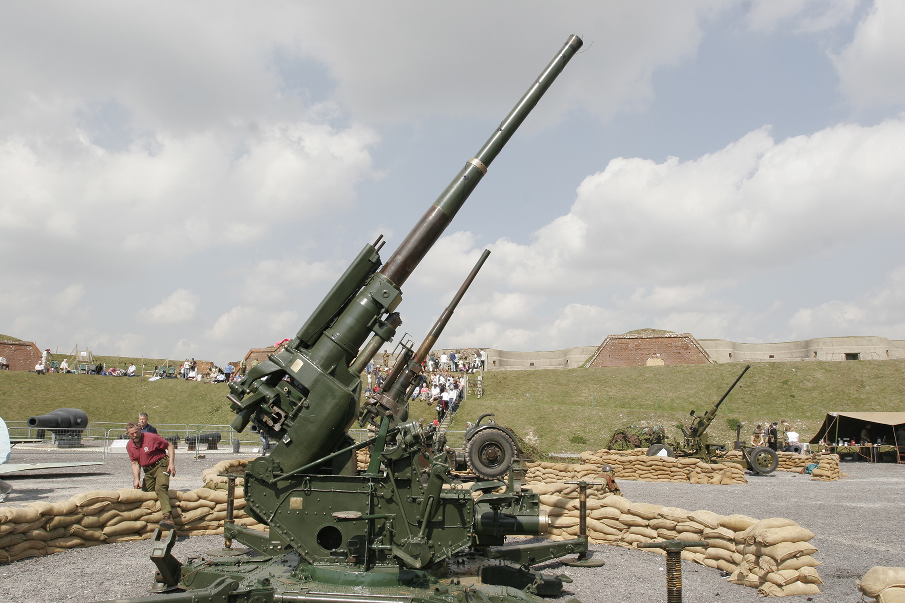 mg 02 1127 3.7inch anti aircraft gun event fort nelson portsmouth apr2007 1800x1200px