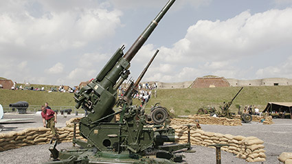 mg 02 1127 3.7inch anti aircraft gun event fort nelson portsmouth apr2007 425x239pxthumbs