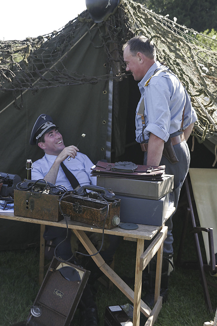 MG 02 2607 ObltKoenig HptmTrautmann share a joke F 720x1080px F