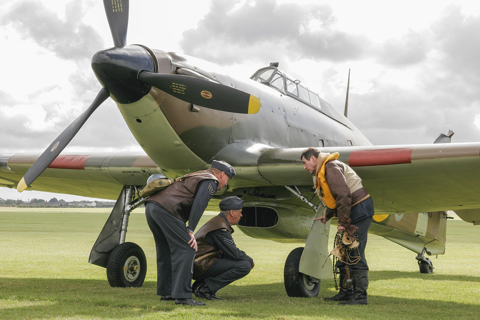 MG 02 7553 SR AR MR grndcrewInspectHurri F crop acr F 1620x1080px