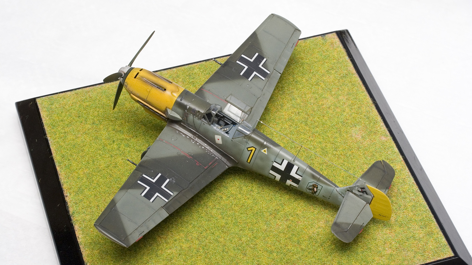 mg 04 1116 me109e 3 yellow 1 1800x1012px