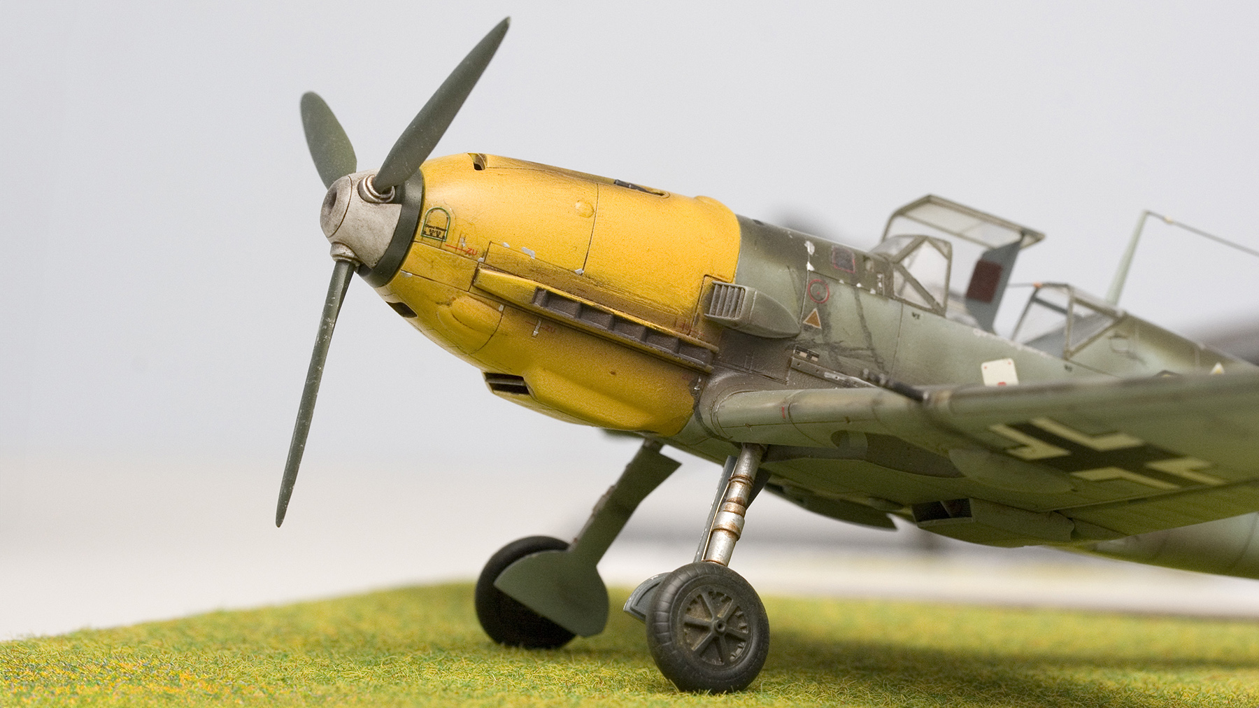 mg 04 1119 me109e 3 yellow 1 1800x1012px