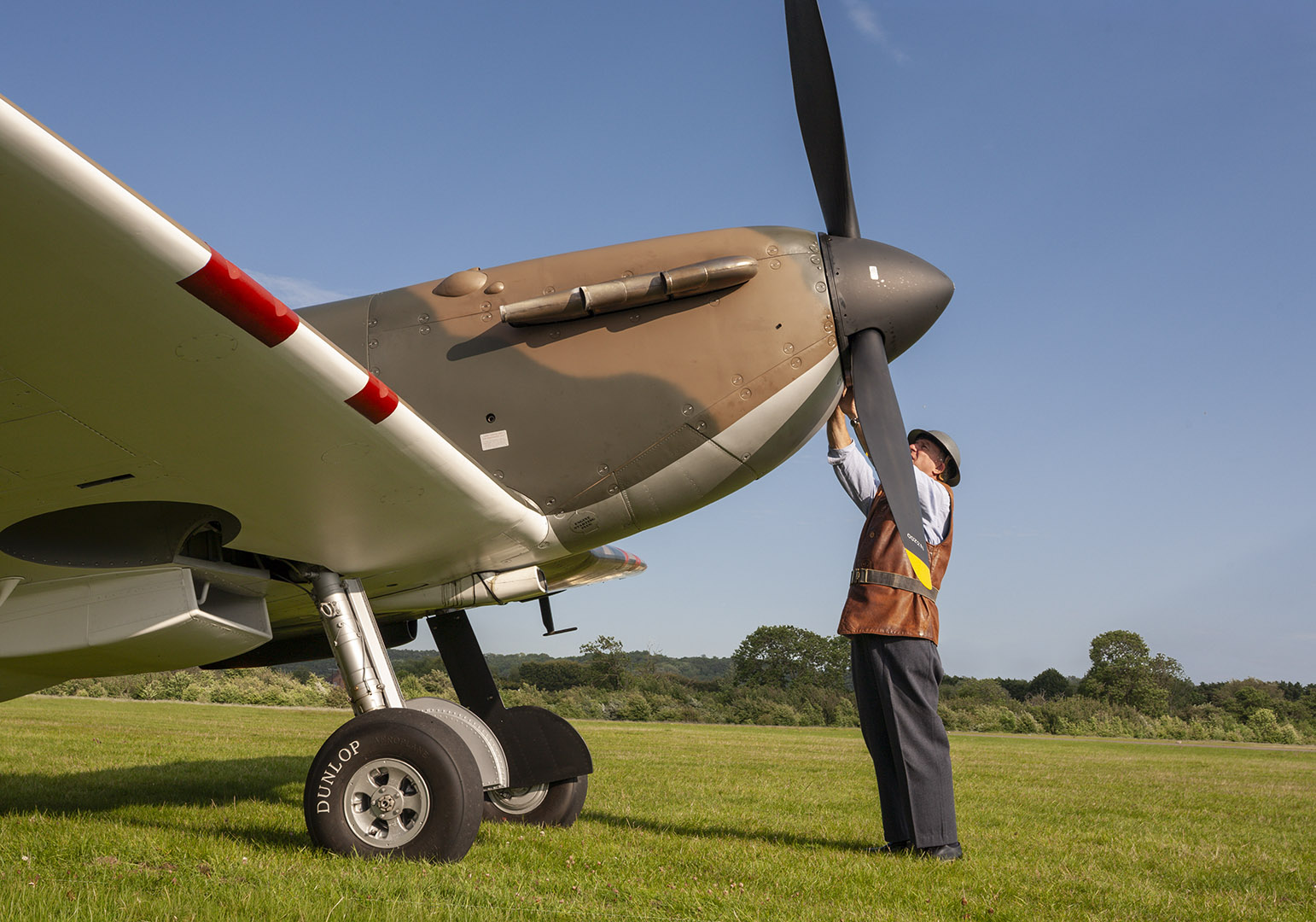 MG 5D 4985 CL Ops3945 Spitfire Mk I N3200 Shoreham 2015 F 1542 x 1080px
