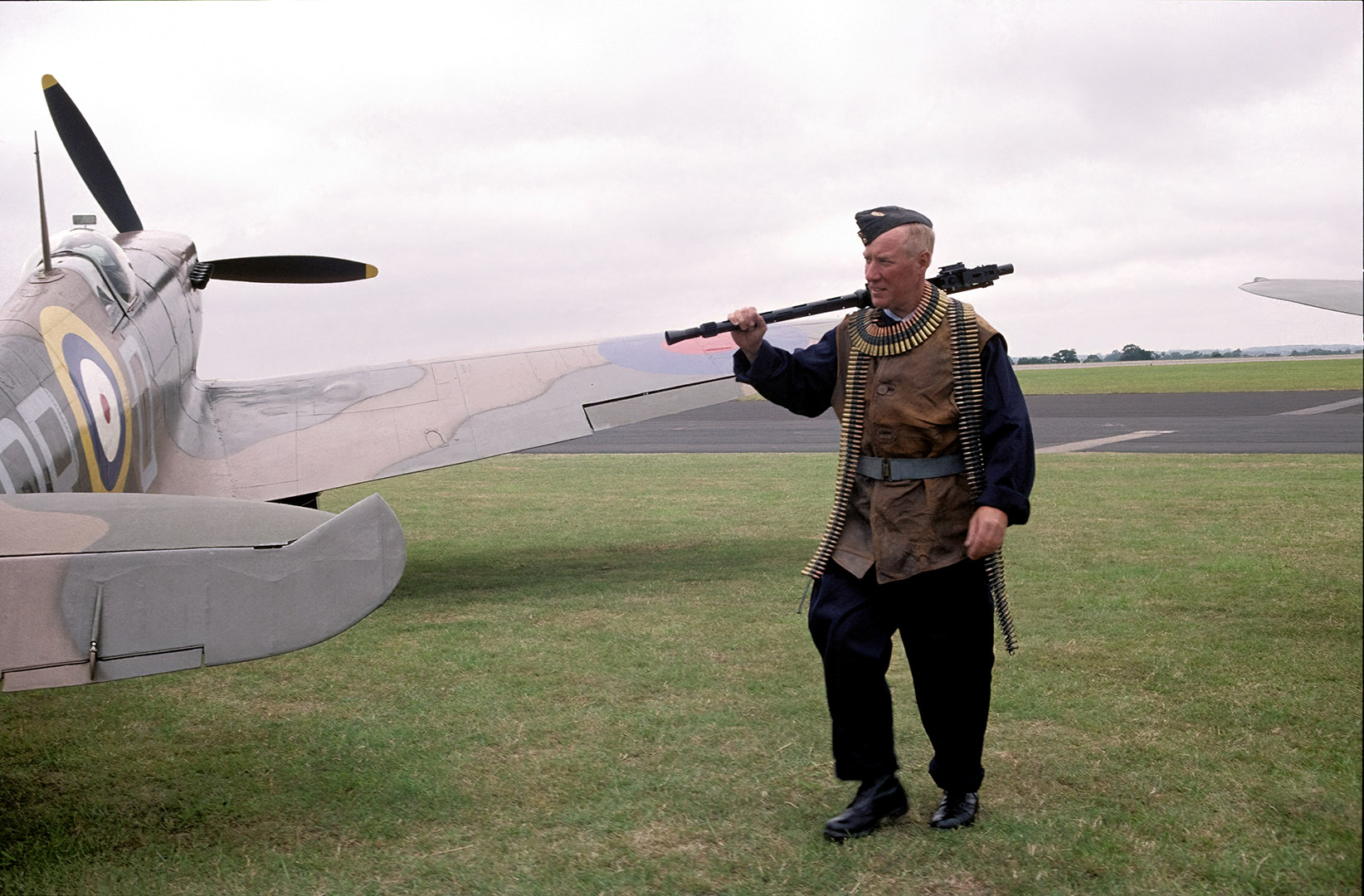 SR294 11armourerWalksBySpit RIAT Cottesmore 1300ppi28cmW DeNoiseAI severe noise F 1644x1080px