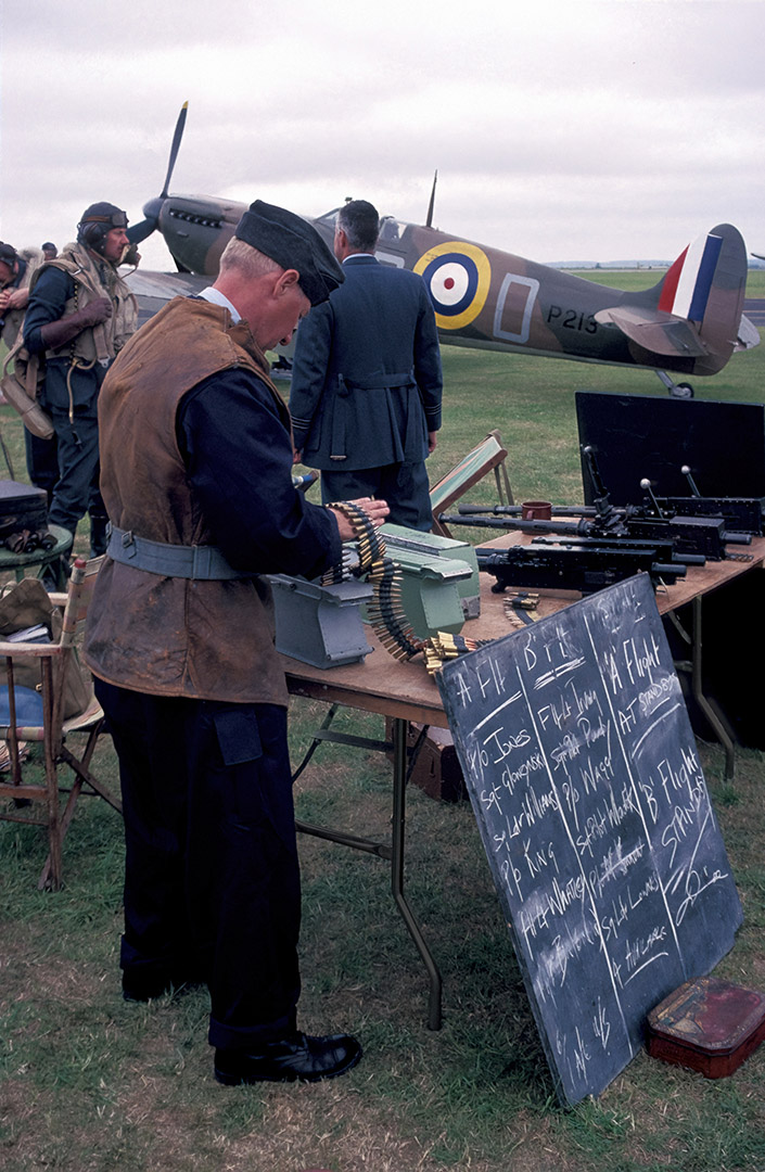 SR294 12armourerAtTable RIAT Cottesmore Ops3945 2000 300ppi DeNoiseAI F 705x1080px