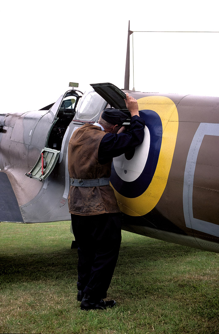 SR294 22grncrewAccessRadioSpit1Ops3945 RIAT Cottesmore 2000 300ppimax DeNoiseAI severe noise F 709x1080px