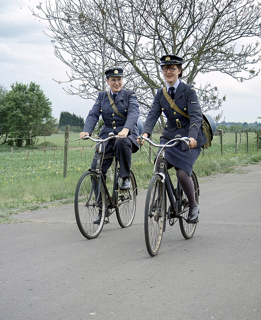 SR343 25WAAFbikes200ppiW28cm sharp F3jpg DeNoiseAI low light F 881x1080px