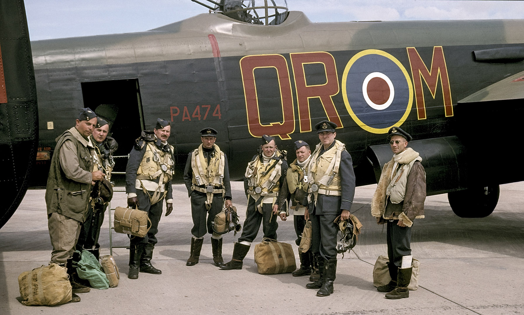 SR379 12allLancStbdRearPoseRIAT03 200ppi F Ops3945 RIAT Fairford 2003 F DeNoiseAI severe noise F 1792x1080px