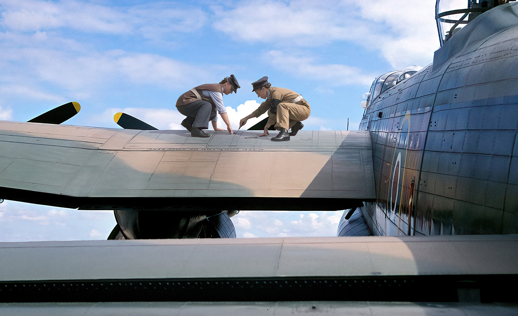 SR381 22&23MarnieSal&LancPortInnerWingRIAT03 200ppi FINAL DeNoiseAI clear F 1772x1080px