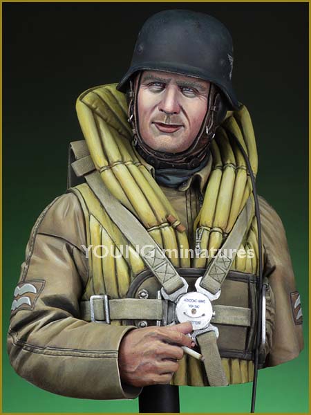 Young miniatures luft bomber crewman in steel helmet ym1833 1